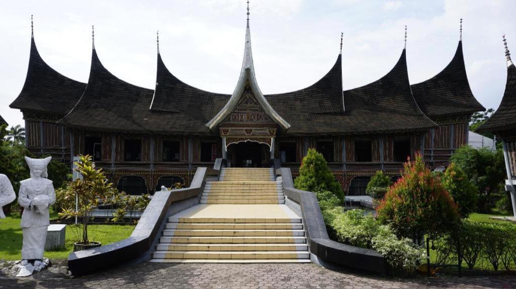 Urbanview Lovetel Near Jalan Sudirman By Reddoorz Padang  Zewnętrze zdjęcie