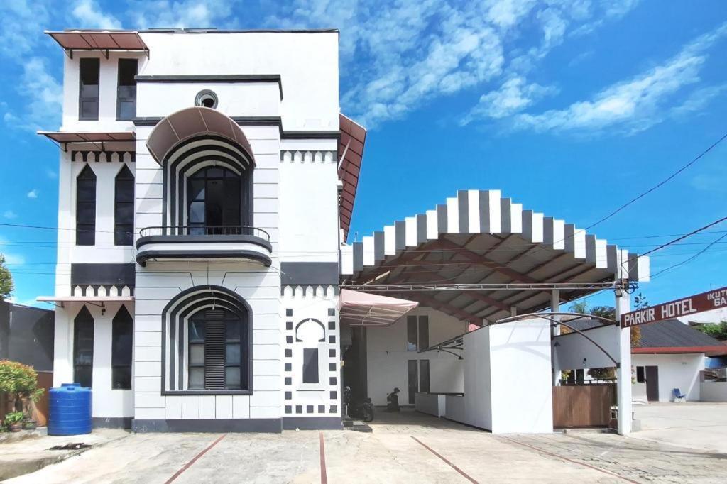 Urbanview Lovetel Near Jalan Sudirman By Reddoorz Padang  Zewnętrze zdjęcie